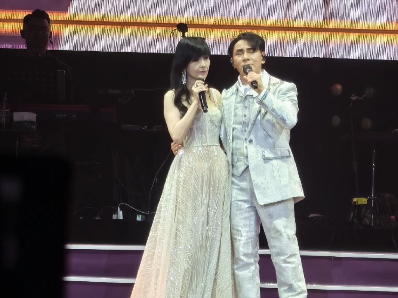 黄凯芹,周慧敏再唱《情未了》,容颜已老只是情未了