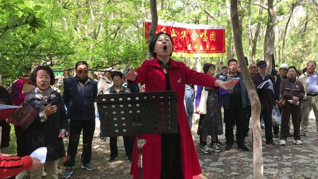 请大家观赏兰州五泉山快乐年华合唱团演唱的歌曲《人间第一情》