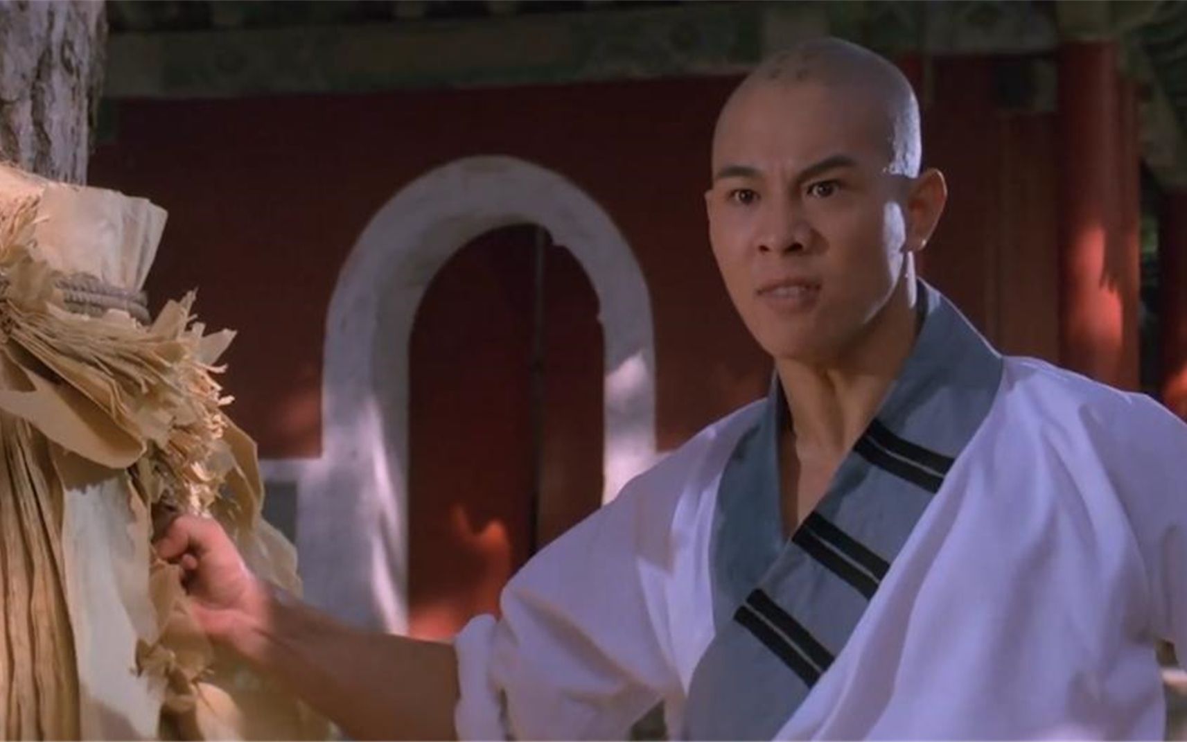 李连杰练功打拳,连千层纸都被打穿,还想把树都打断