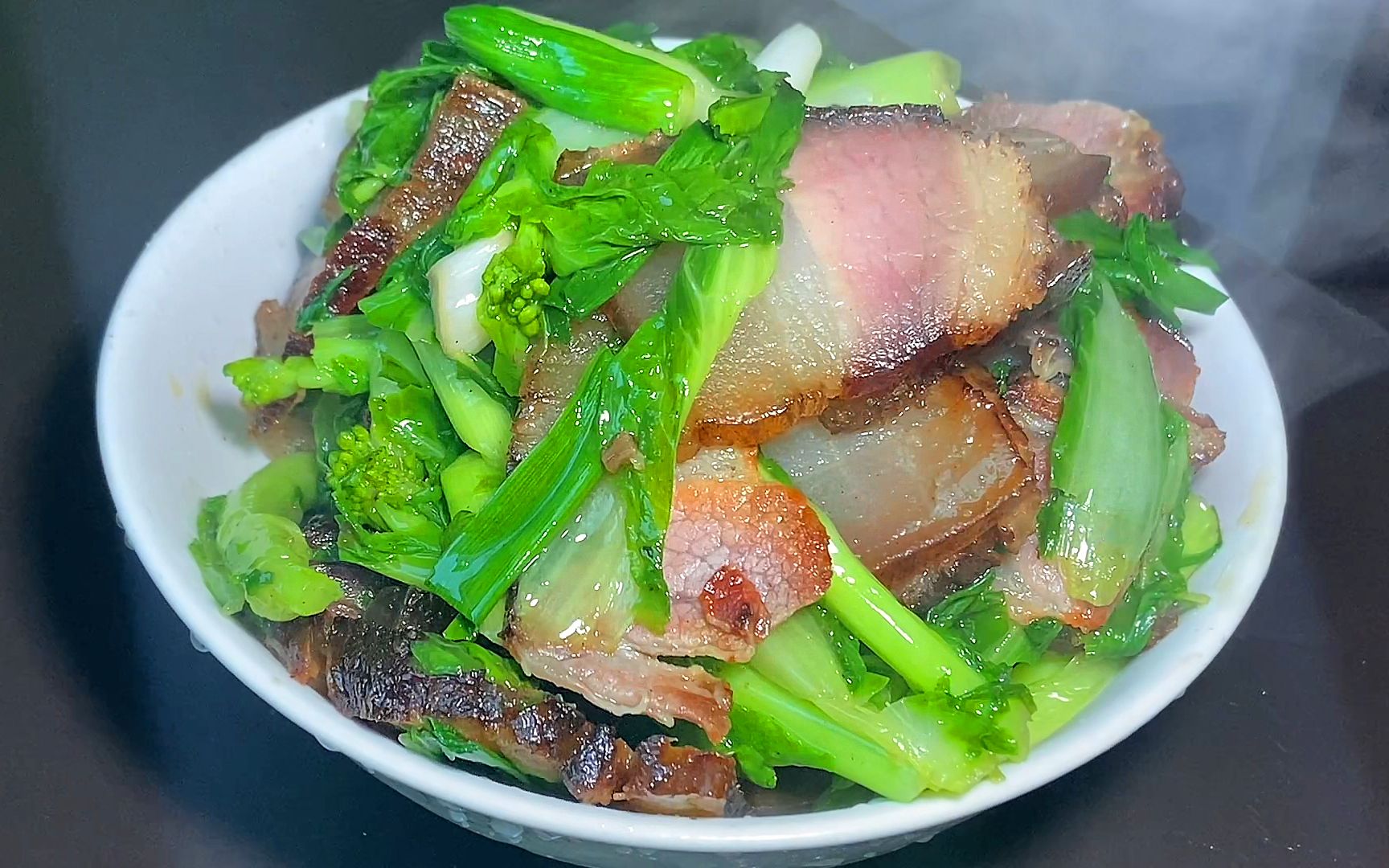 湘西烟熏腊肉最油而不腻的做法,腊肉炒白菜苔,大口吃肉