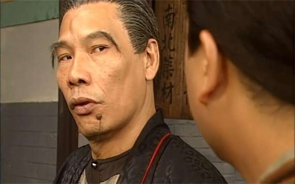 皇上不肯吃御膳房的菜,御厨总管找东官帮忙,东官教他做合欢汤