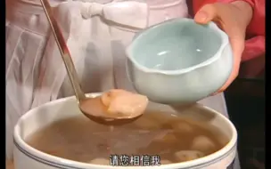 Télécharger la video: 《大长今美食系列之——山草莓正果》最高膳食尚宫竞赛决赛，今英的四叶参PK长今的山草莓，味道什么的已经不重要了，会讲故事的赢，后吃的赢。所以封面的这个点心是啥？