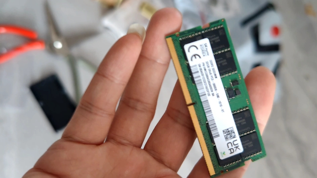 如何识别假货海力士32GB DDR5 5600笔记本内存呢?标签纸序列号与电脑端拿鲁大师等软件一致,背面底板必须印有SKhynix 不然100%鉴定为高仿哔哩哔...