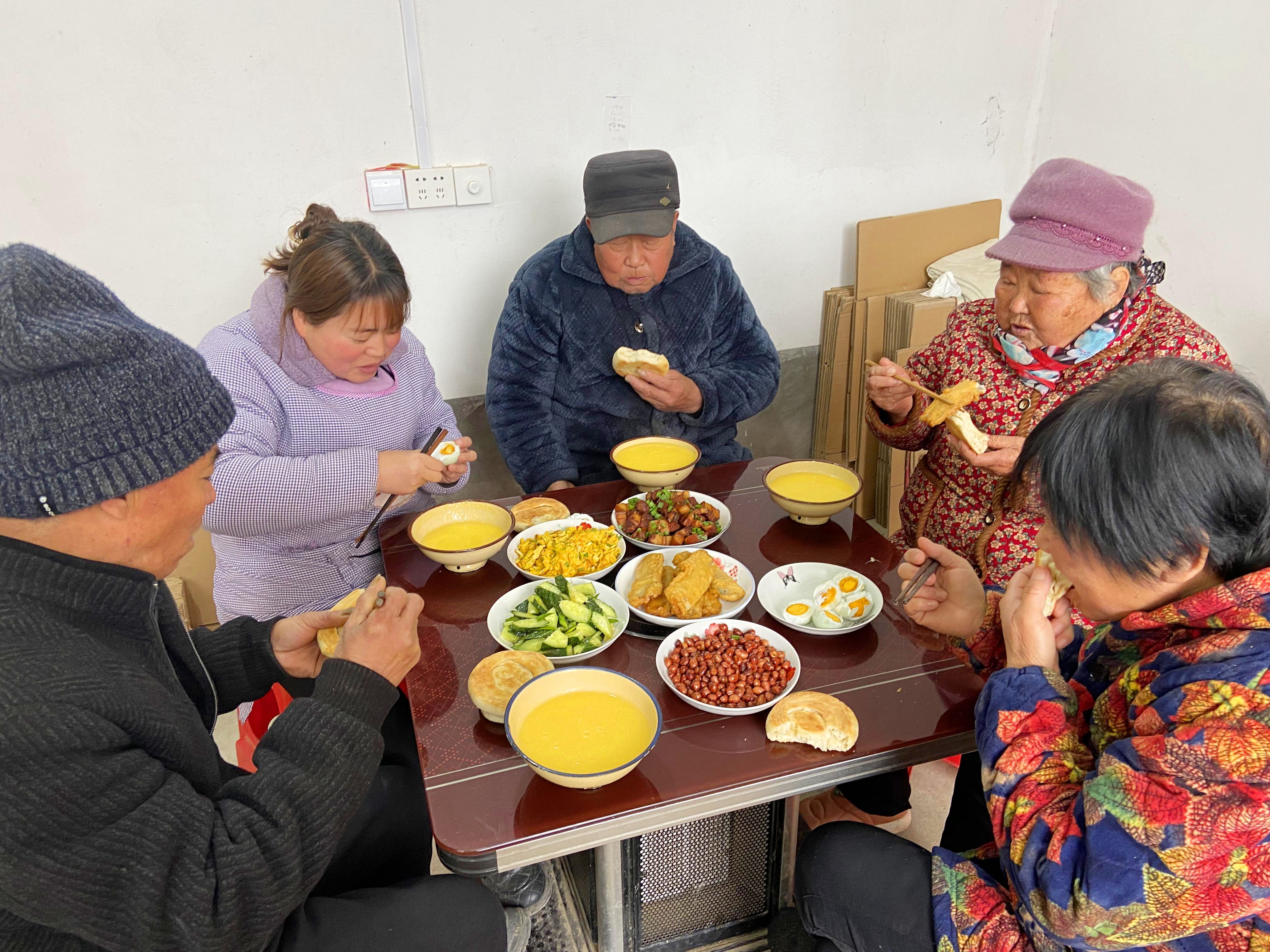 外公外婆来家做客,中午做几个家常菜,一家人边吃边聊真幸福-豫乡景辉-豫乡景辉-哔哩哔哩视频
