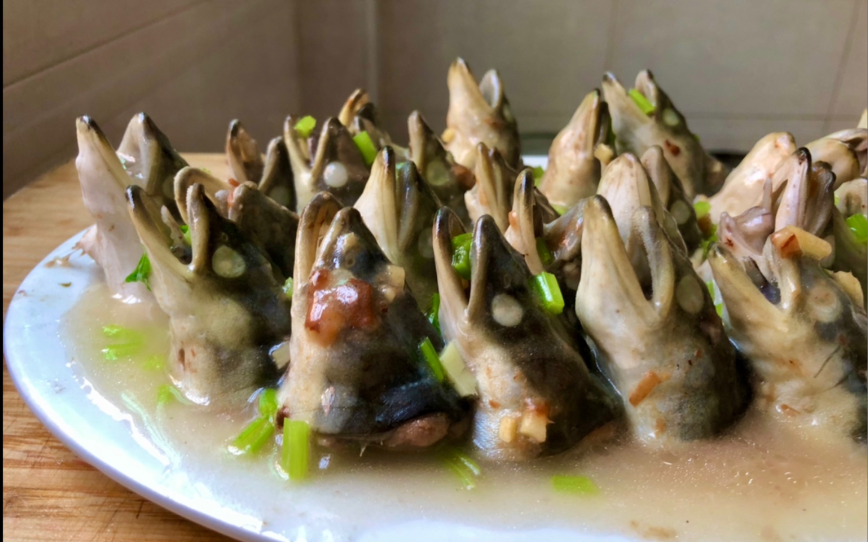 15块鳗鱼头做一道"仰望星空",酸爽开胃,一口一个真过瘾