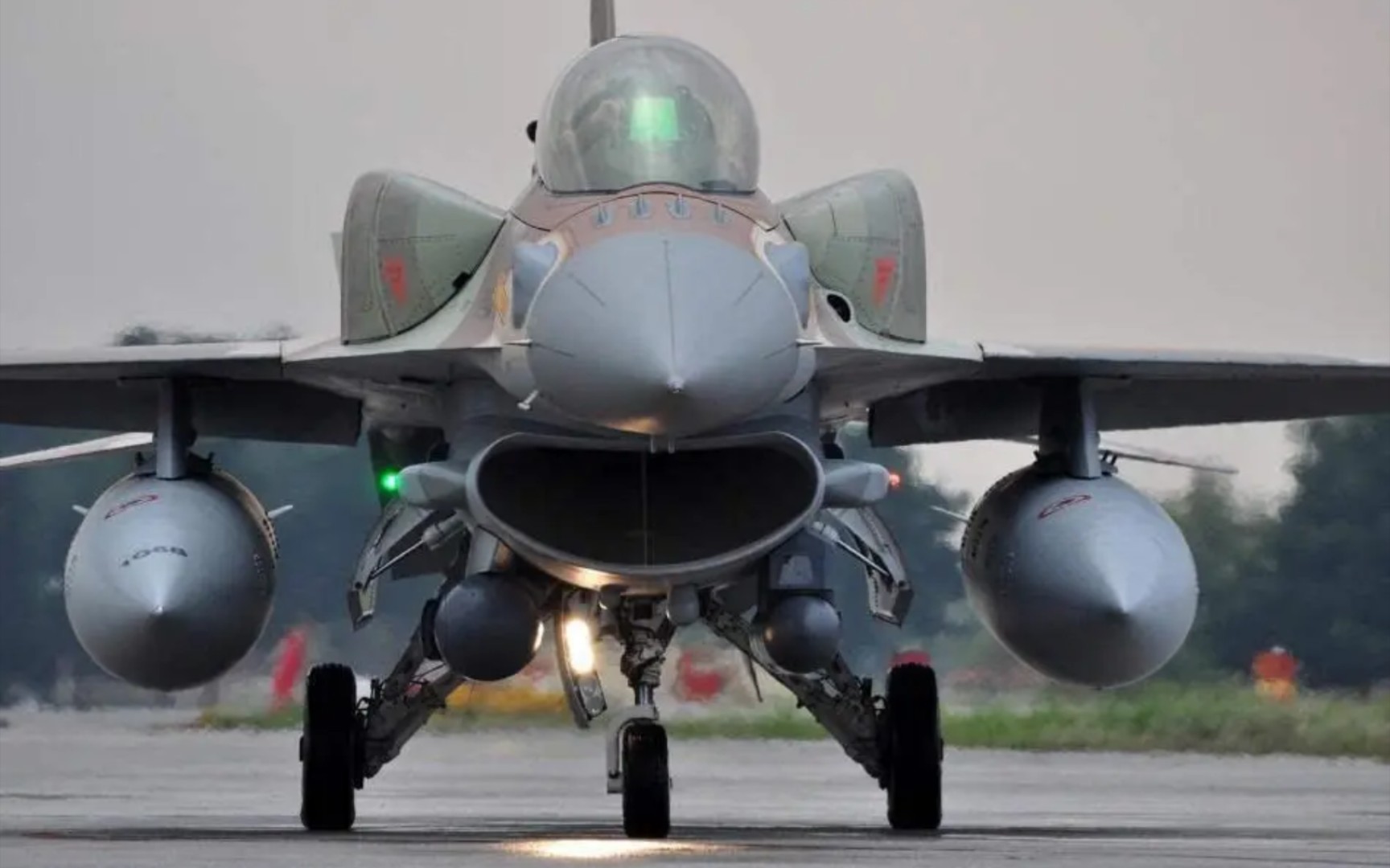 [图]F-16，小而强悍！