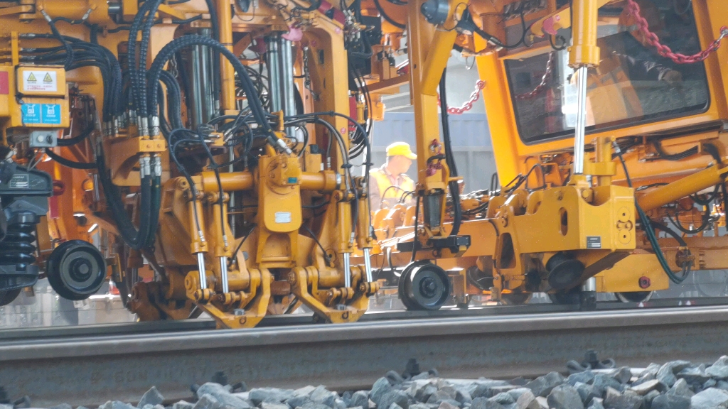 武局武汉大机段捣固车京广下行正线作业