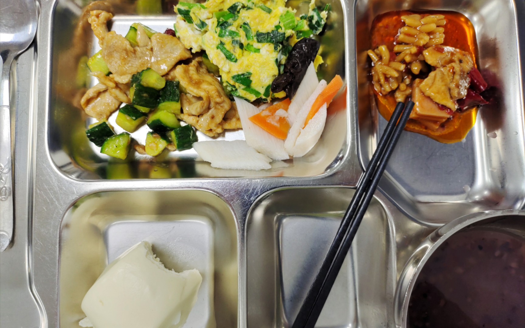 12月18日,单位食堂晚餐.