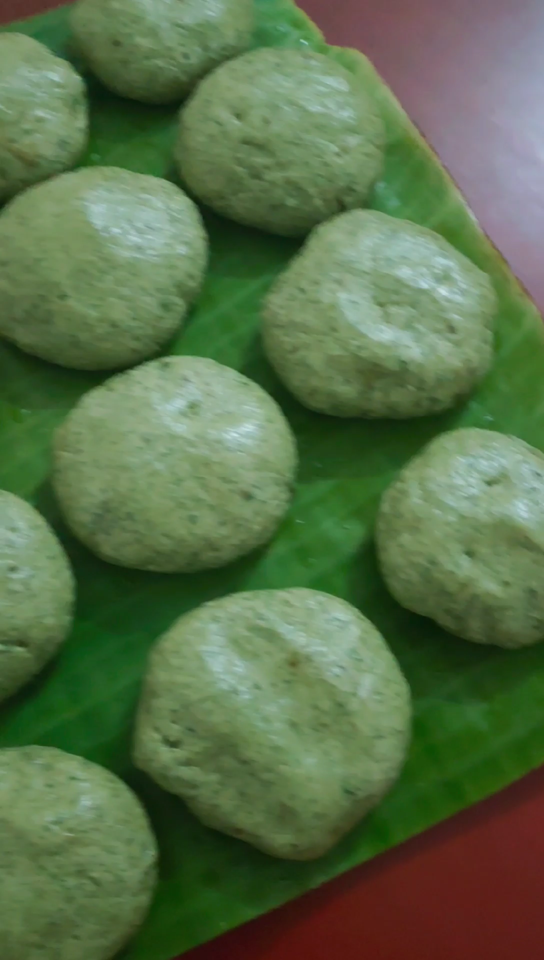 清明粄用艾草和粗叶作为原材料也叫艾粄