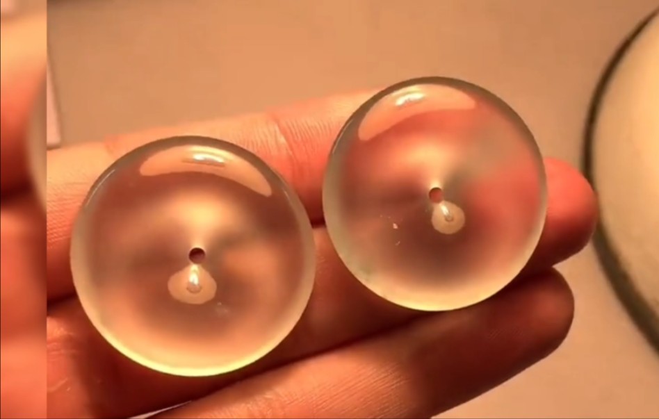 玻璃种翡翠平安扣,放水里你都找不到