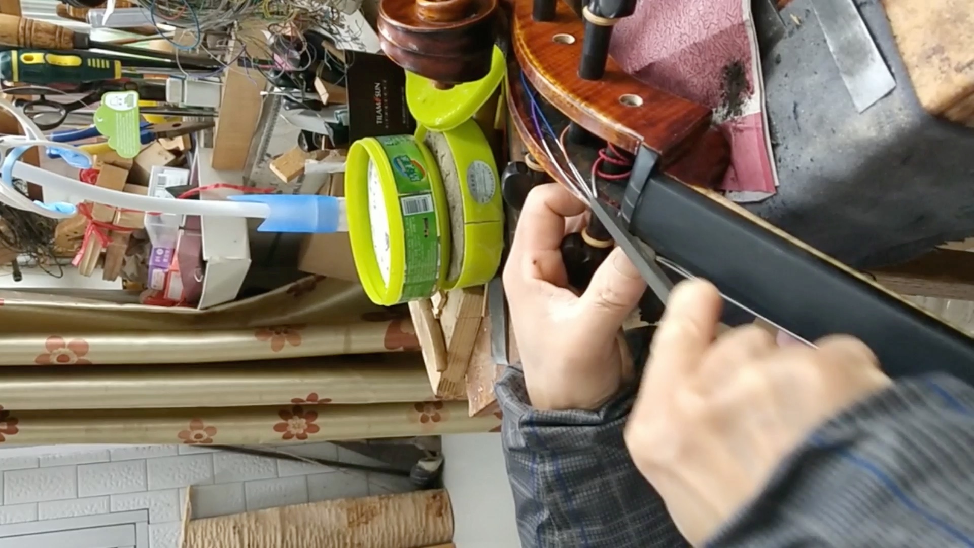 拉琴的时候手感不好,可能是弦枕没有做到位,教你修规范的大提琴琴枕