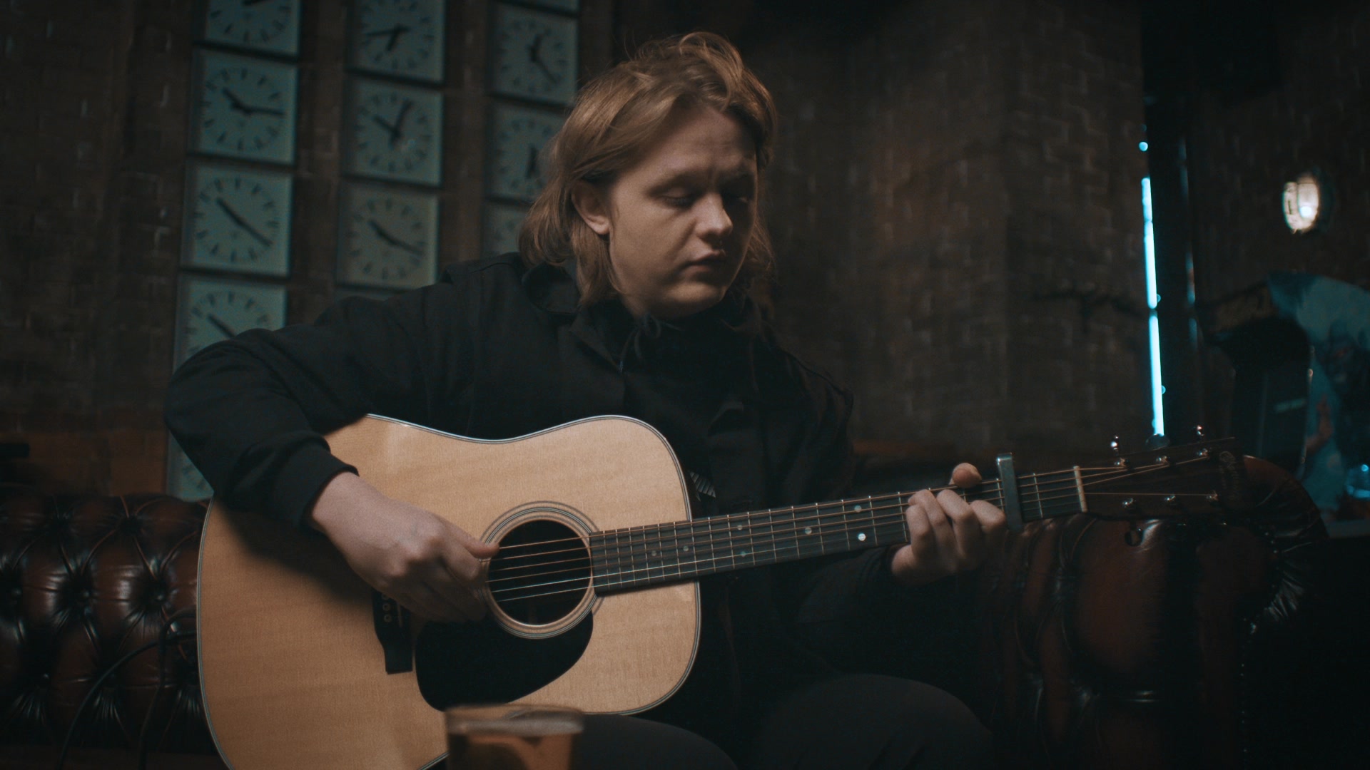 someoneyoulovedlive–acousticroomladbiblelewiscapaldi