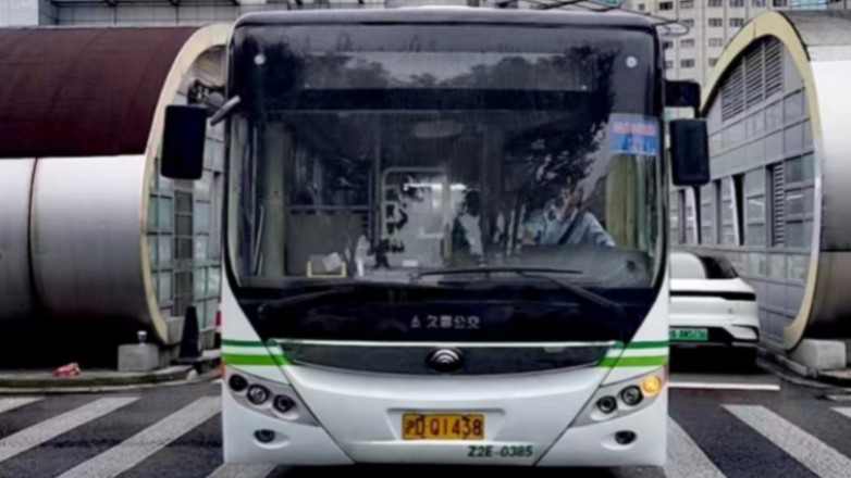 (巴士三公司)上海898路(原沪唐专线)公交车终点站上海火车站(南广场)