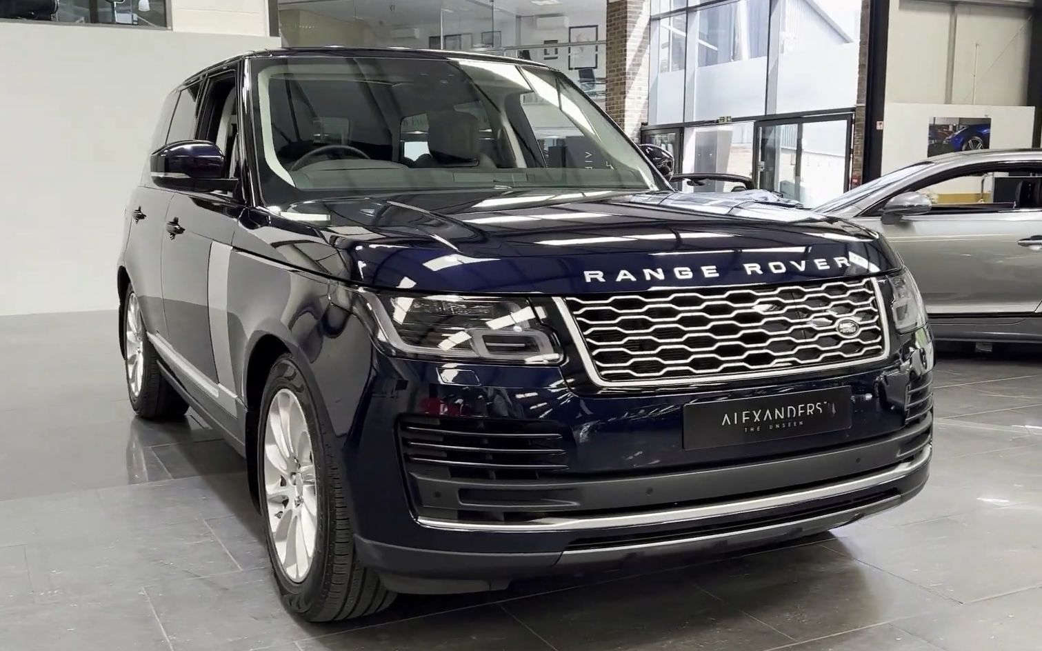 alexanders门店实拍路虎揽胜行政voguep400e2021款