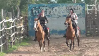 Скачать видео: 两美女凶狠驯马