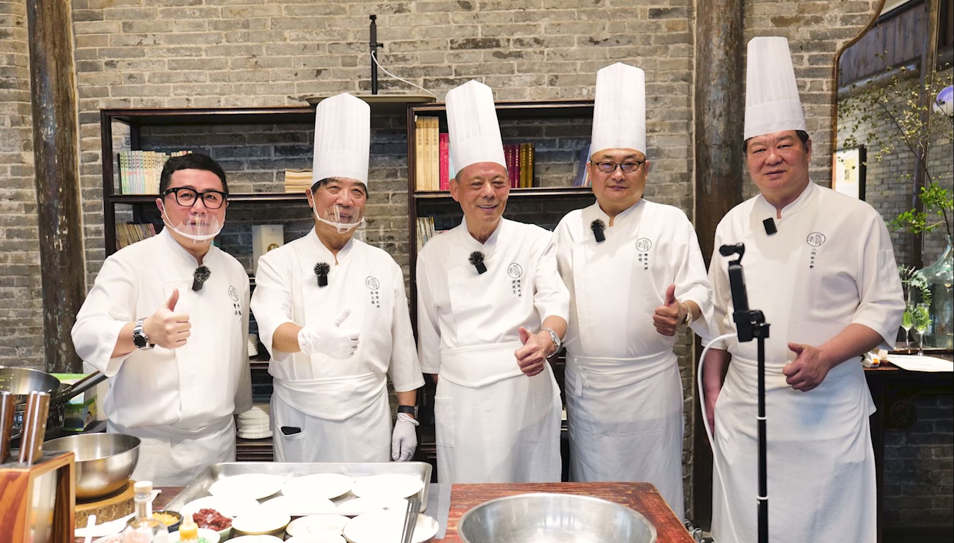 在老饭骨自己的餐厅淮四九宴,大师们为粉丝做几道菜,真的香