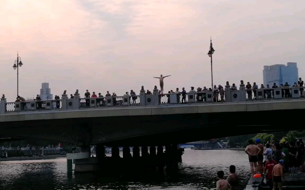 [图]天津海河桥上，野生跳水运动员