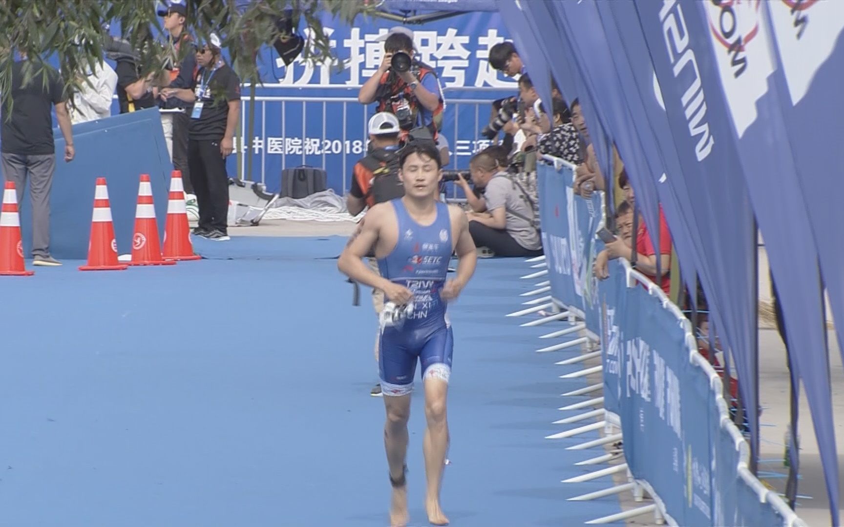 2018河南睢县铁人三项赛 领先选手金玺上岸,跑步,骑车