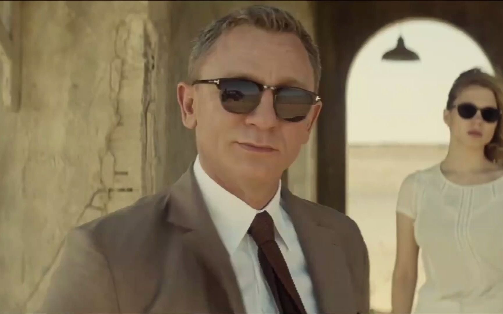 007:沙漠开来一辆车,邦德一眼看出它不简单,48年产的劳斯莱斯_哔哩