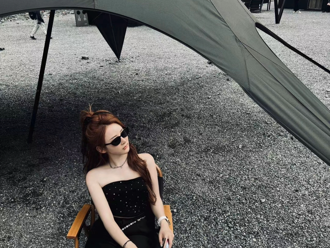戴墨镜的女人^_^!