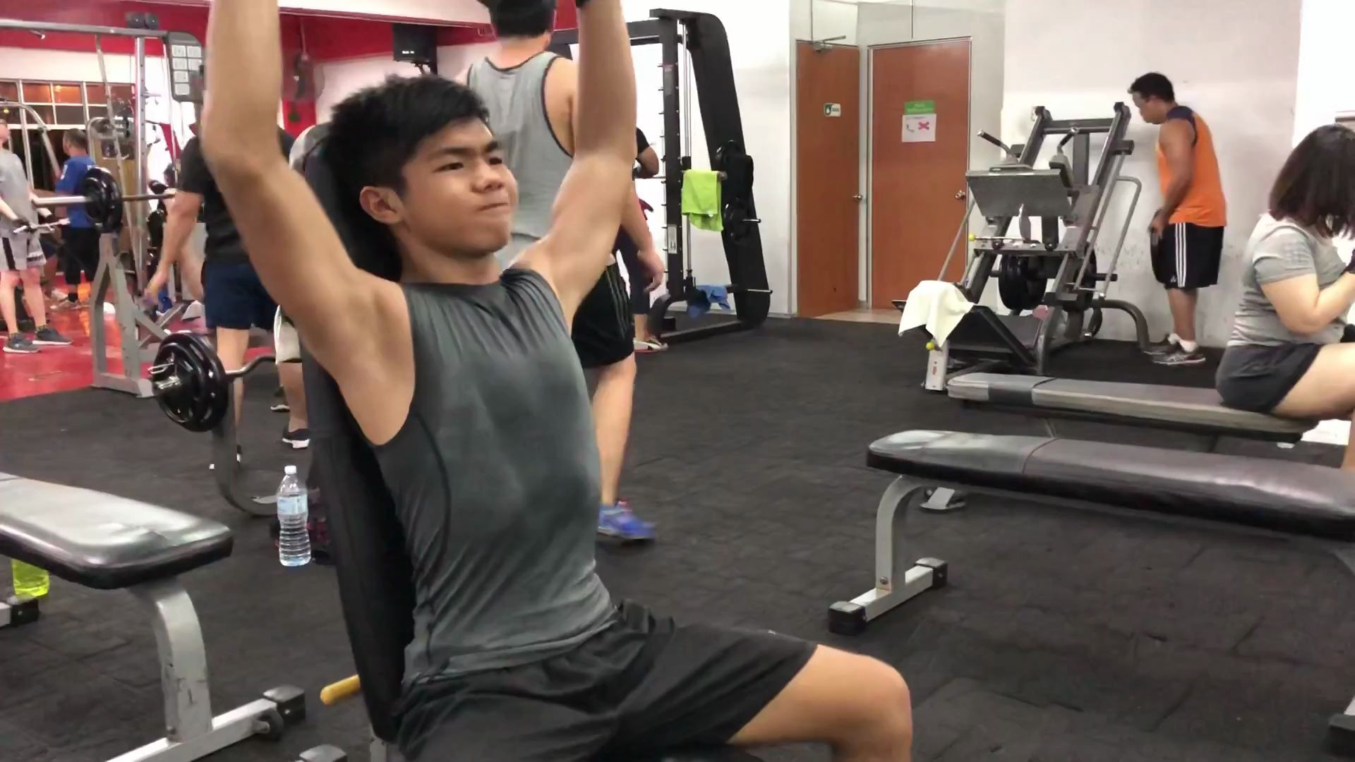 13岁初中短跑体育生训练坐姿哑铃肩推底子很好