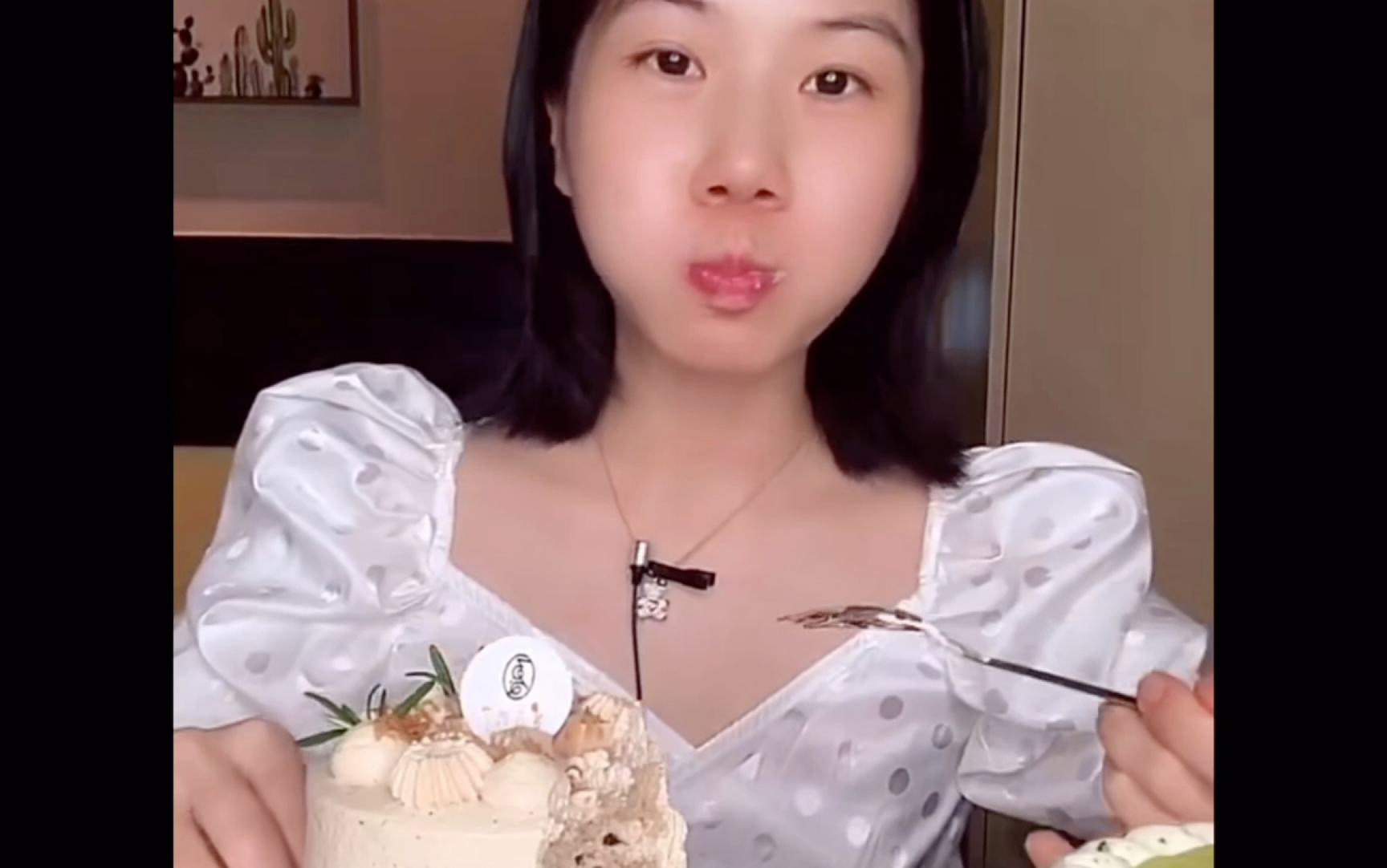 快手高质量吃播嘉玲妹儿吃7个自助加酱的海苔肉松小贝7个草莓肉松小贝