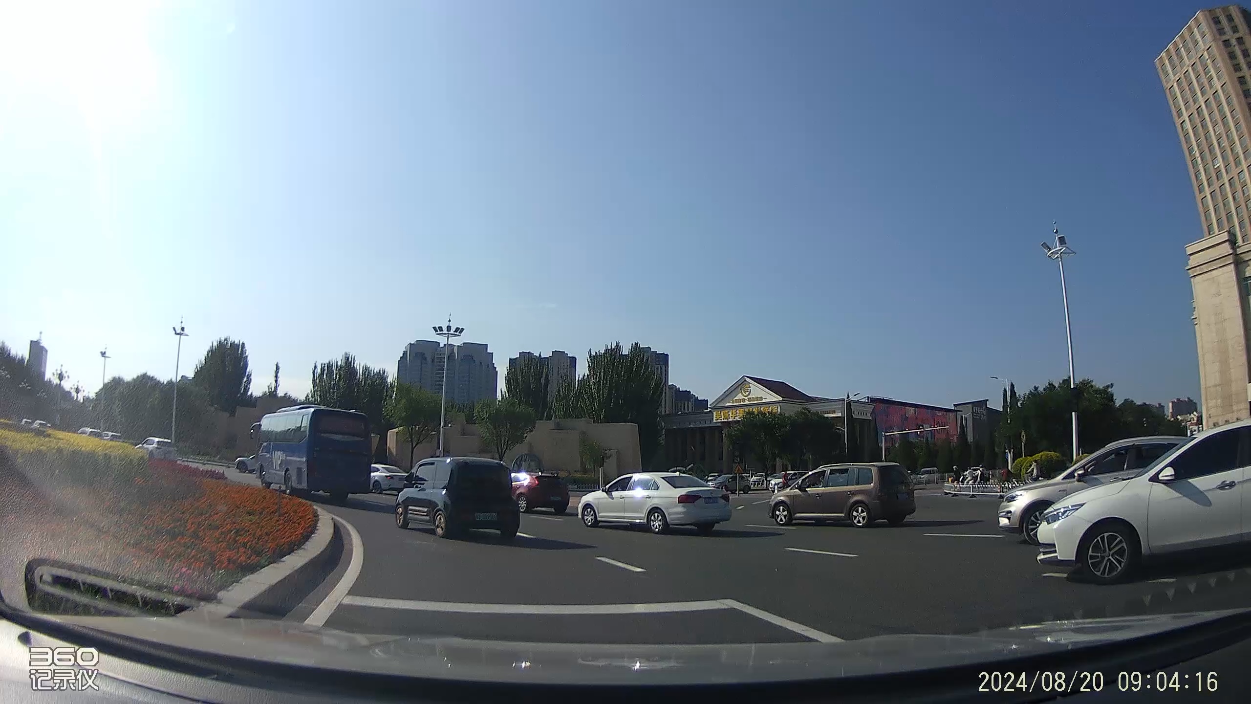 黄灯闪烁的包头市一宫环岛