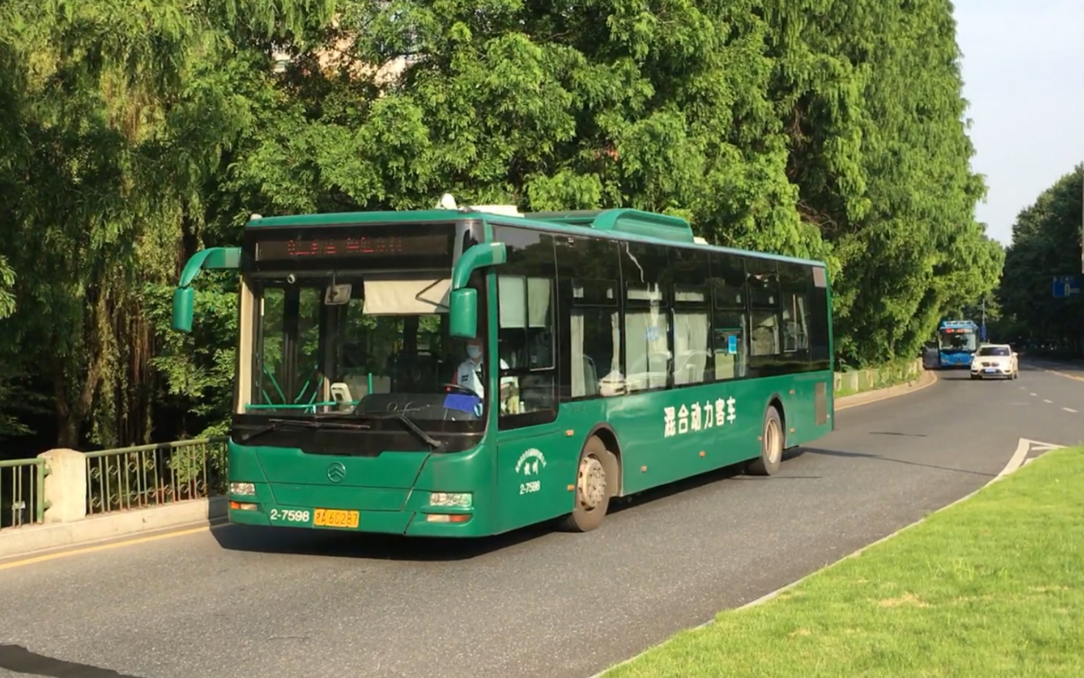 【杭州公交】xml6125jhev28c 8路 2-7598 凤山门转弯_哔哩哔哩_bili