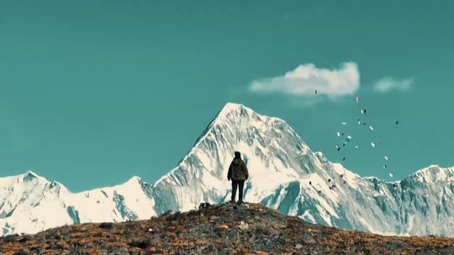 我眺望远方的山峰,却错过转弯的路口,蓦然回首,才发现你在等我,没离开