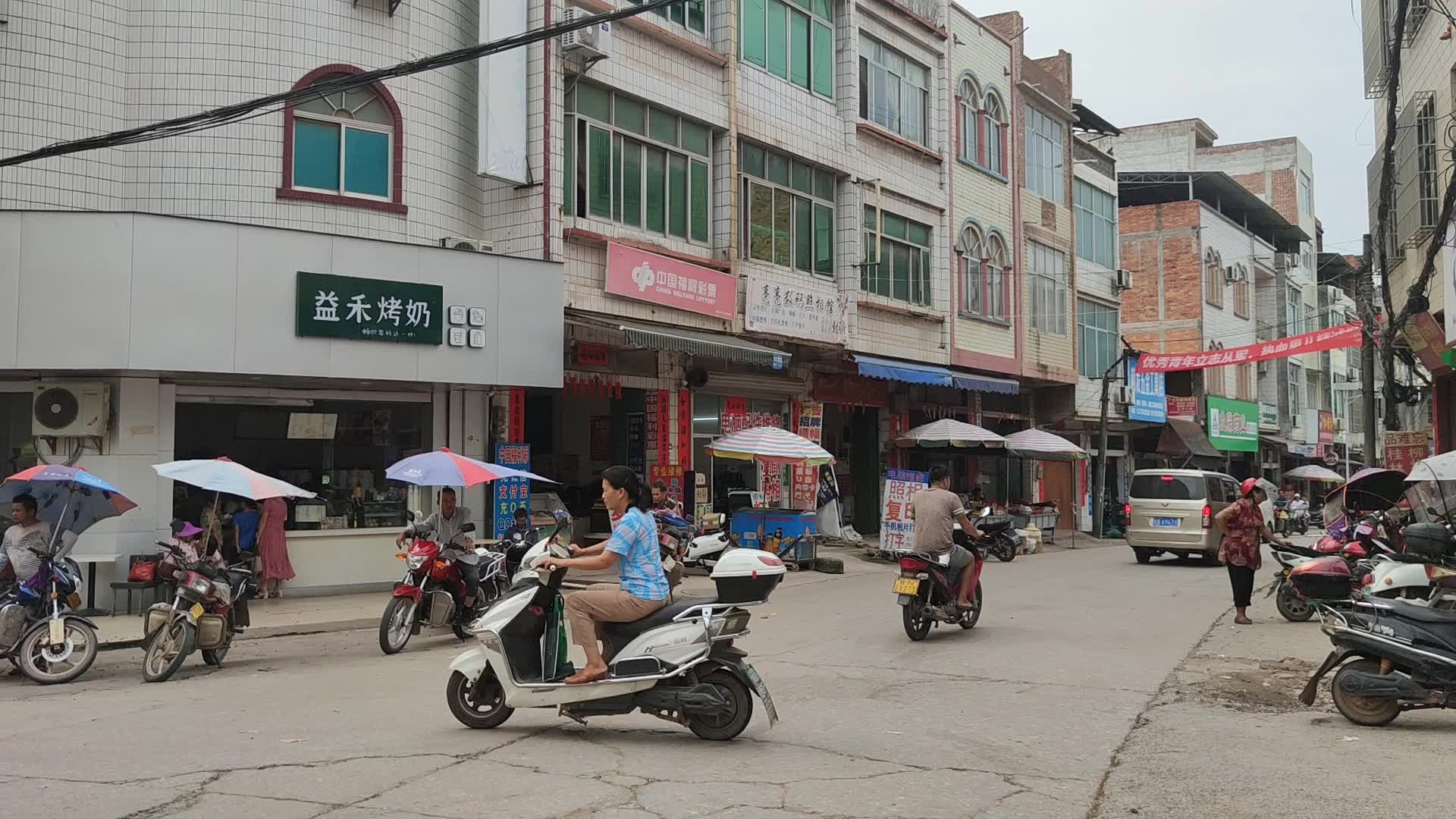 实拍钦州钦北区新棠镇,街道狭窄老旧,但热闹程度超乎想象哔哩哔哩bilibili