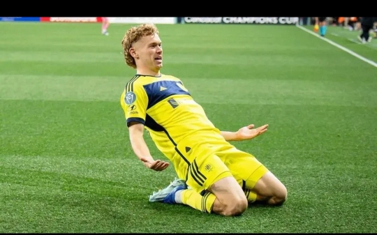 致敬传奇球员卢卡斯