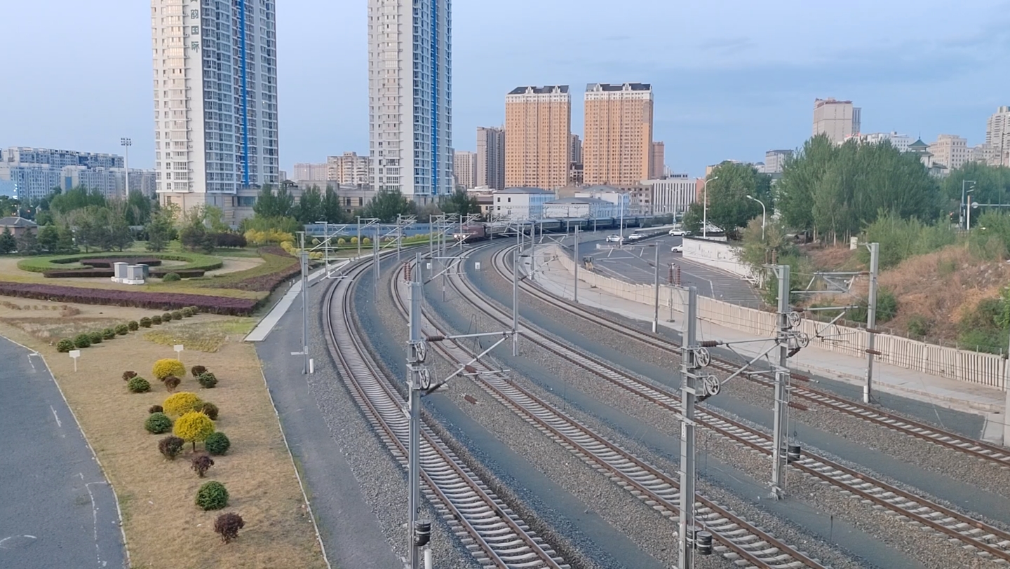 k4496和t330次列车依次通过哈尔滨霁虹桥