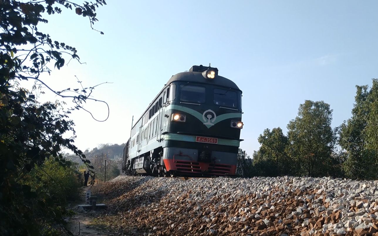 清晨,广铁怀段东风4b3569牵引货运列车,沿永西联络线行驶往永州东站