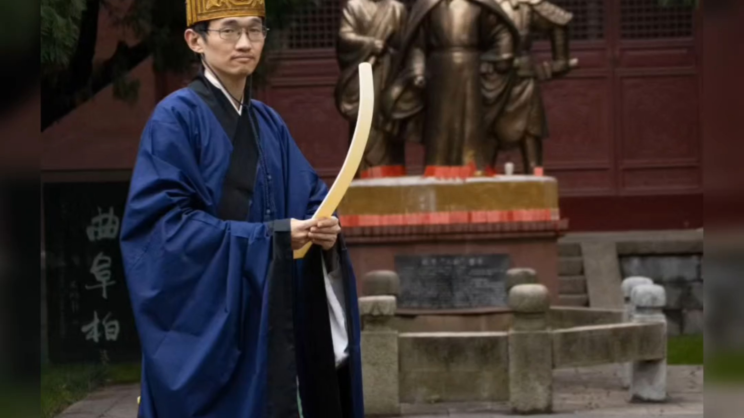 个人穿明制祭服，于江阴抗清三公像前