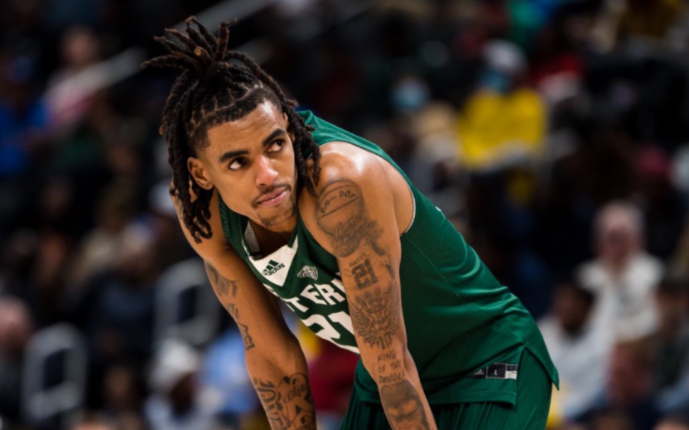 东密歇根前锋emoni bates对阵南卡大学新高36分