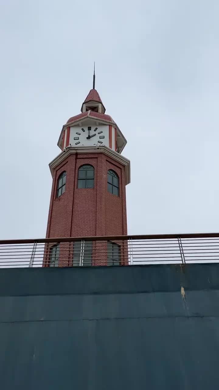 海口市西海岸钟楼下午两点报时