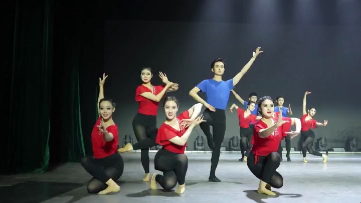 最美舞姿致敬学子生涯-青岛大学音乐学院舞蹈系2024届学生毕业汇报