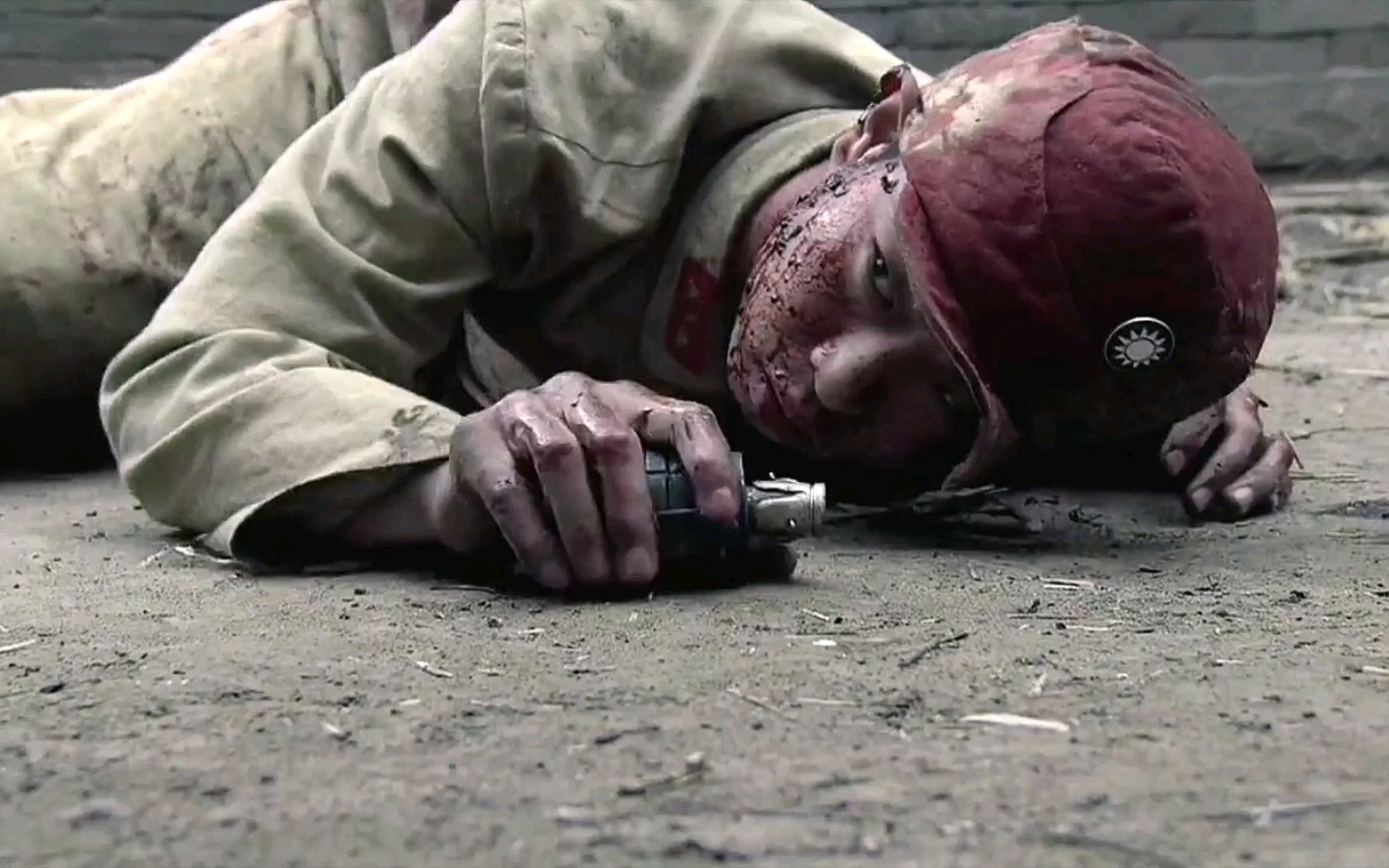 抗战剧穿国军服日军手握拉环雷,还没拉环就被弹中倒地_哔哩哔哩_bili