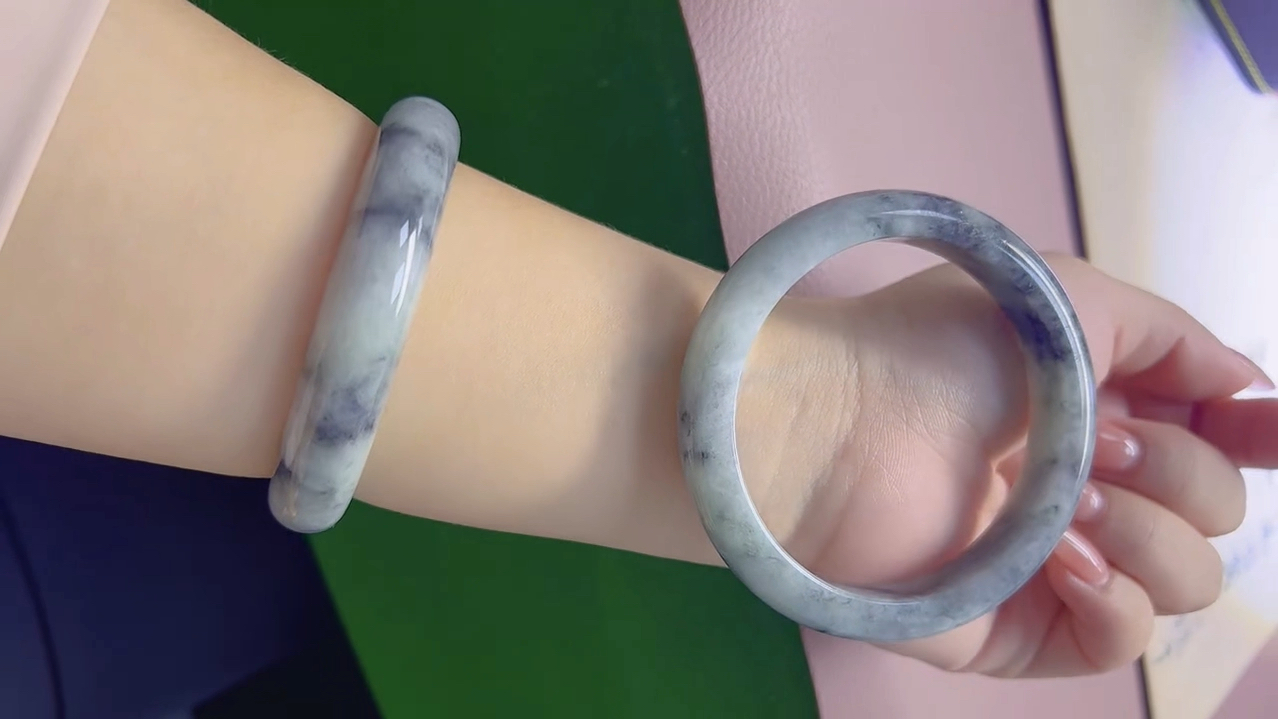 意境飘乌鸡手镯,宛如水墨画中灵动的一笔,将优雅与神秘集于腕间!