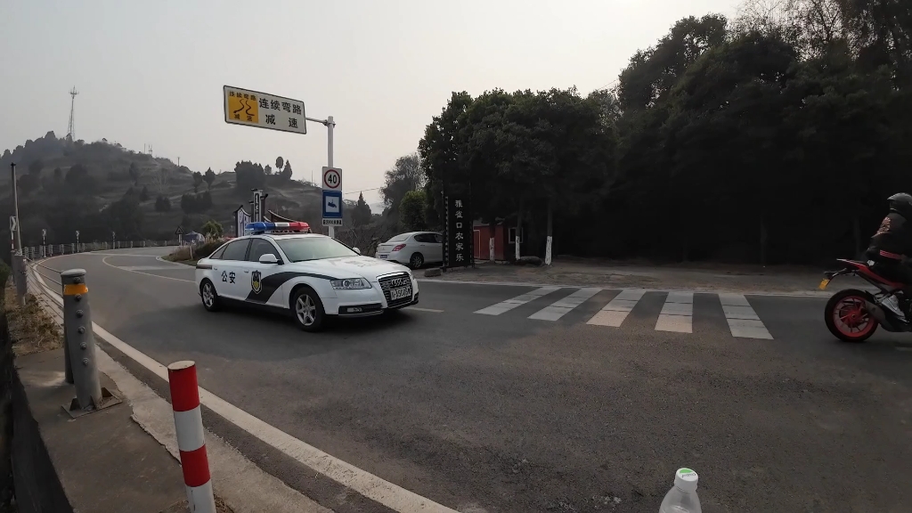龙泉山摩托车飙车党,偶遇警车,很尴尬.