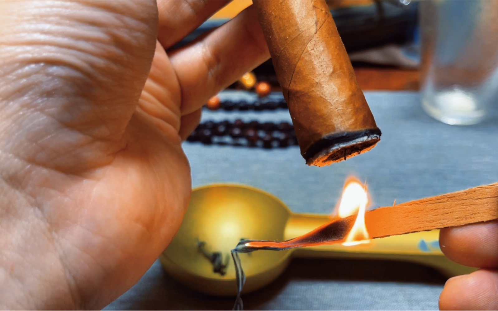 雪松木片点燃雪茄的香味十分美妙