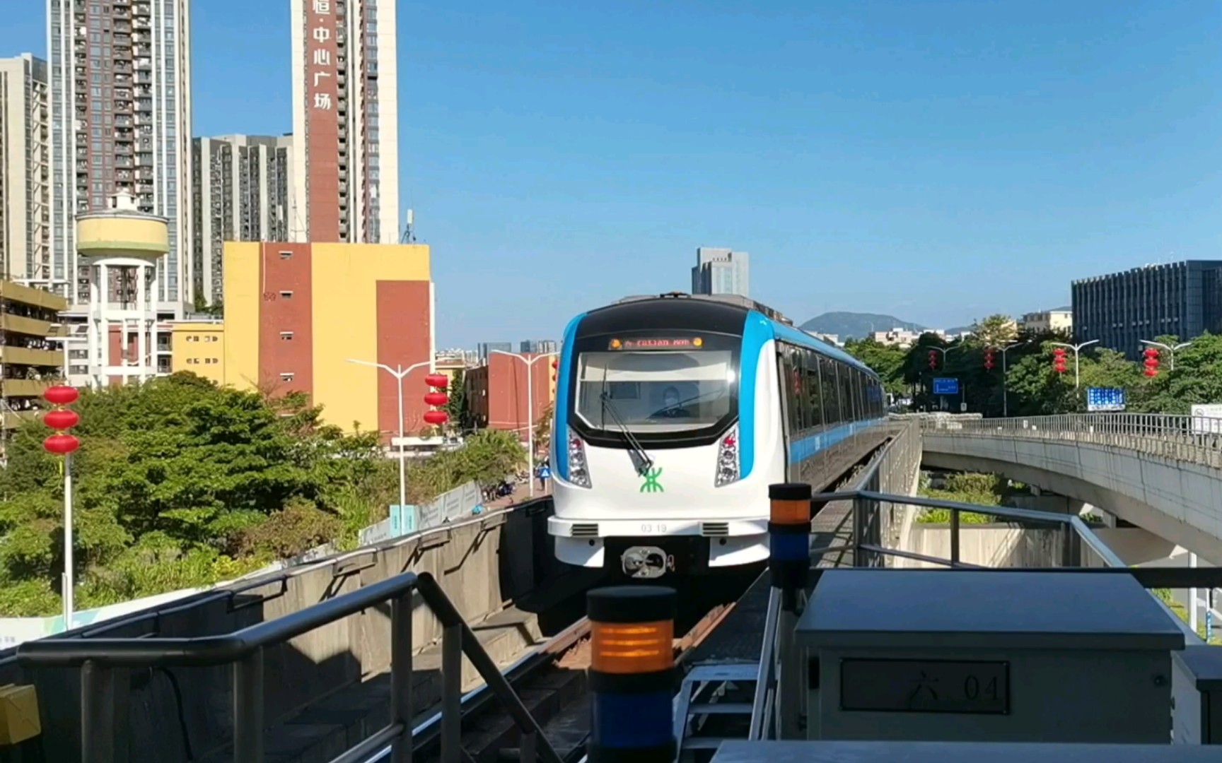 【深圳地铁三号线】时代牵引列车进六约站