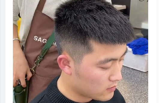 一款适合夏天的发型推荐 凌乱飞机头 适合大多数男孩子