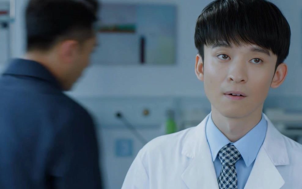 董子健在小大夫里真帅,她的腰带可以在小年鱼买到同款_哔哩哔哩_bili