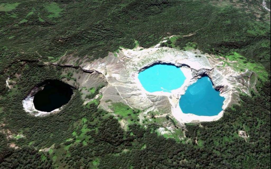 [图]【科普】印尼克里穆图火山口三色湖（Kelimutu Lake）