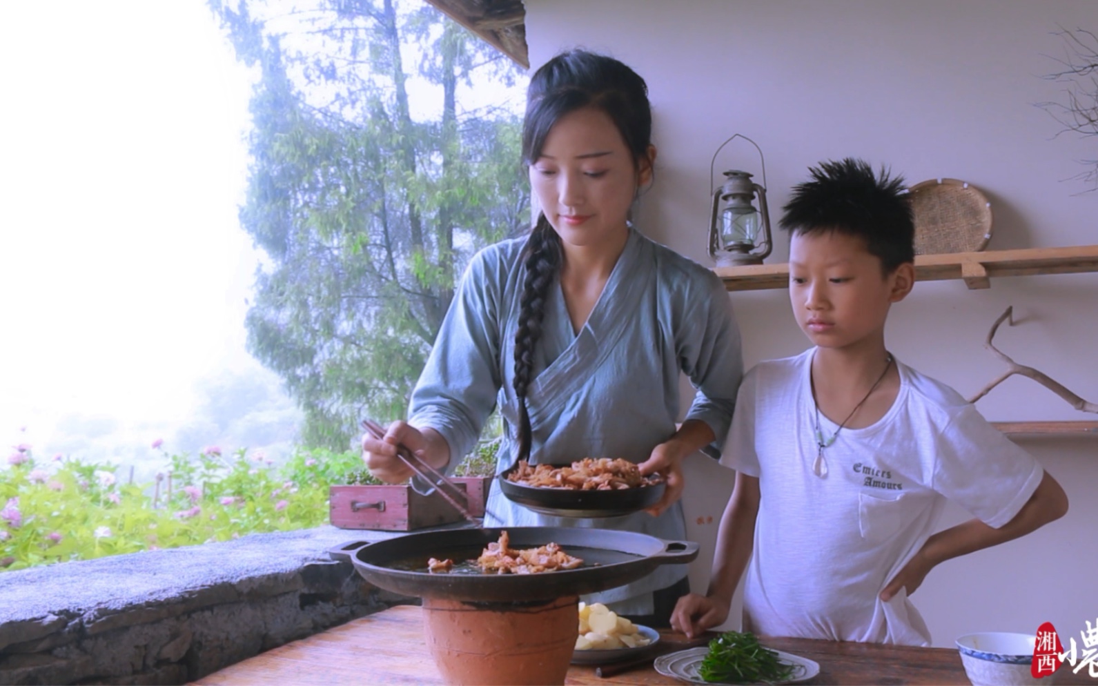 湘妹子的山居生活,深山里“铁板煎脆骨”麻辣生活自在又安逸.哔哩哔哩bilibili