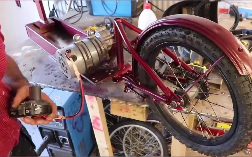 自行车装上750w电机改装成电动滑板车时速可达30公里