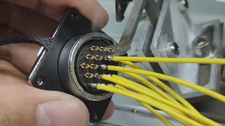 多芯航插头焊线,焊锡的工作交给专门的设备.