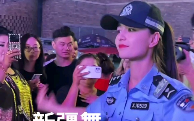 新疆乌鲁木齐最美警察和游客一起跳舞!哔哩哔哩bilibili