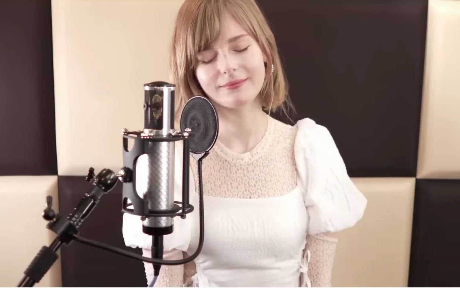 碍事梨唱歌 生化危机4重制版 阿什莉脸模ella freya翻唱 fifty fifty